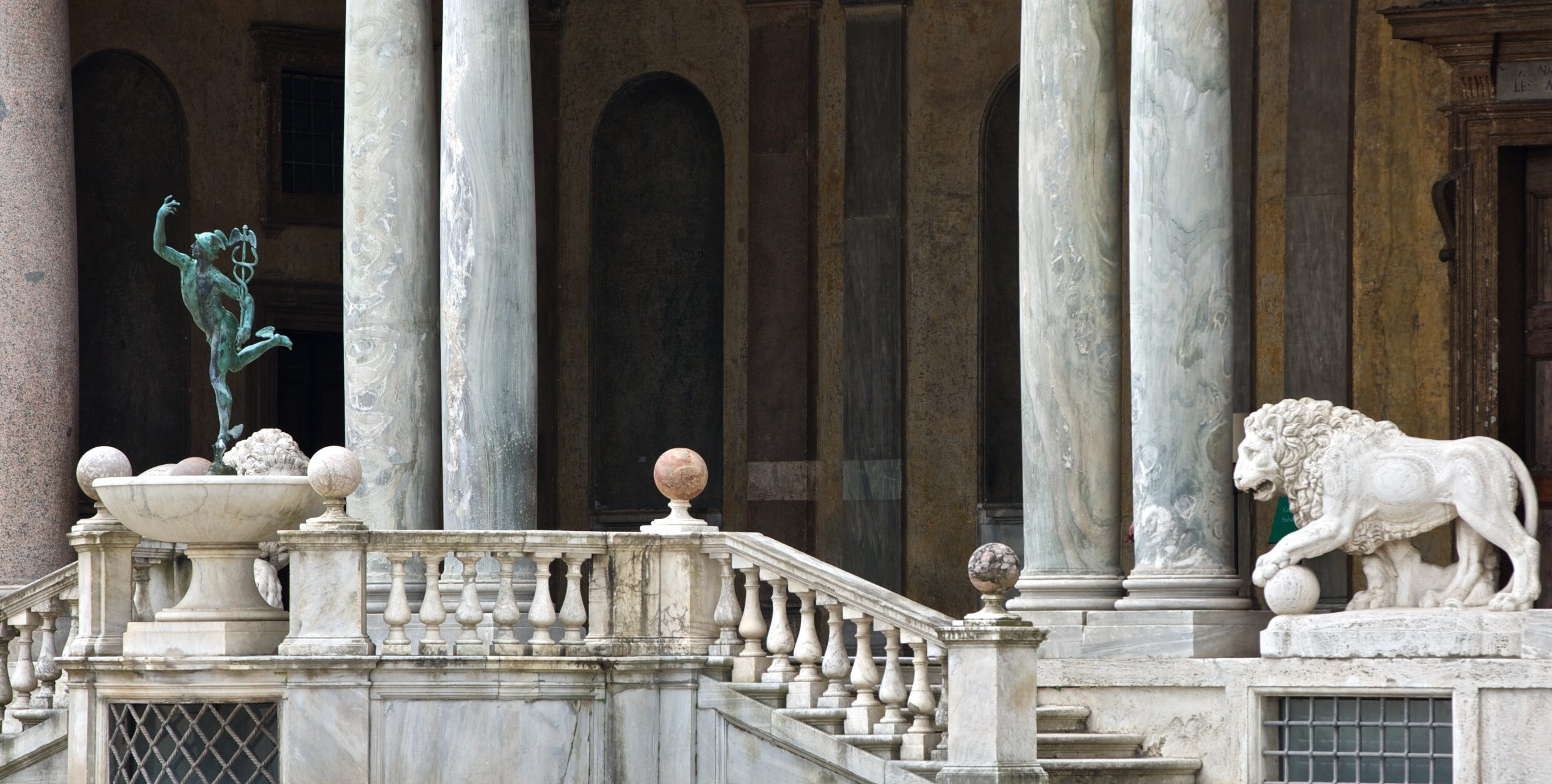 Le Mercure (copie de Jean de Bologne de ) et le Lion côte à côte sous la Loggia 